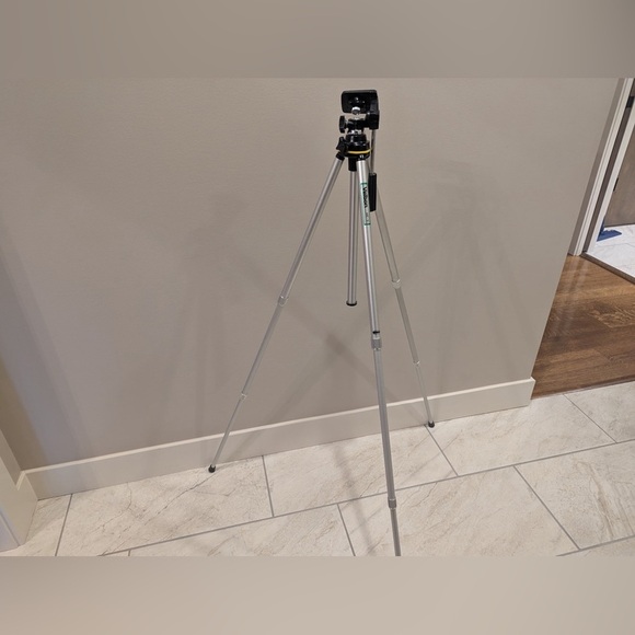 Velbon ME-3 Lightweight Aluminum Tripod - Picture 2 of 3